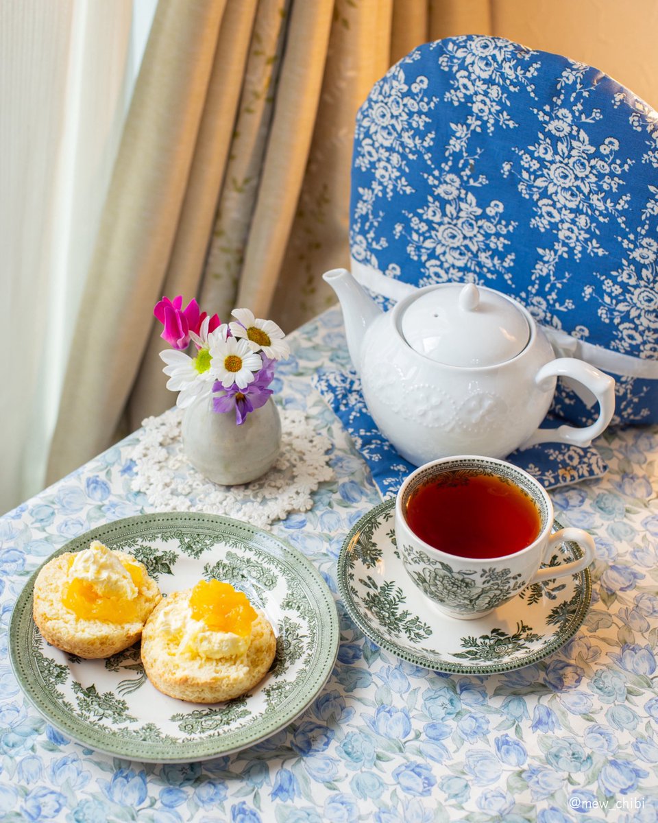 mew_chibi's tweet image. 雨雫とスコーンと紅茶🫖💭

田舎の大きなスコーン
りんごとおいものジャム

お芋感も考えてアッサムに☕️💭
このジャム美味しぃい…🍠🍎
雨の日のゆったりした午後になりました🌱✨

＊アッサム1st デジュー農園/Gclef

#キリトリセカイ #ファインダー越しの私の世界ᅠ #茶好連 #木漏れ日のお茶会 #日常