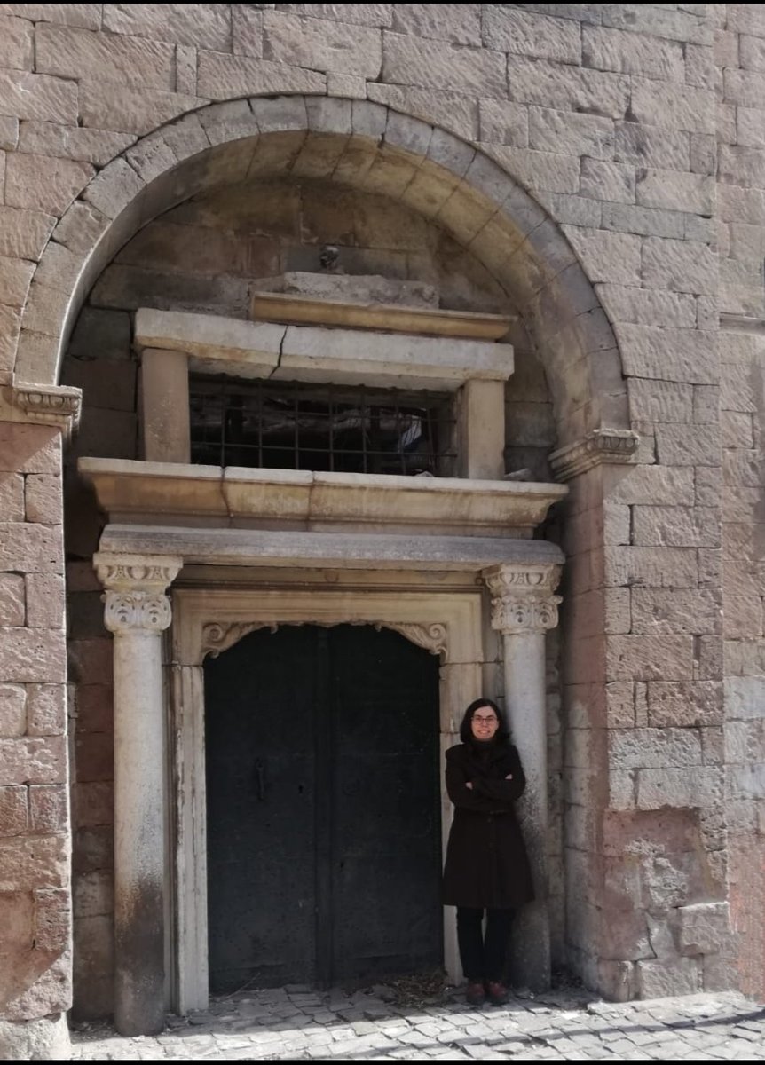 "Sessizce oku loş gökyüzünü
Yudum yudum iç derin maviliği 
Bilinmeyen dünyanın vazgeçilmezliği

Kefesi boş akışta 
Toprağın kucak açtığı misafir 
Sen, hep gel/sen..."
...

#sen #ilknuriscankaya #edebiyat