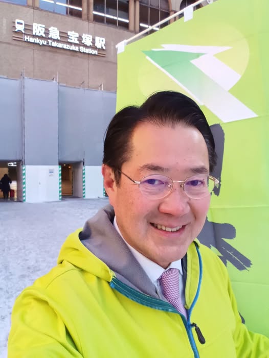 ichimura_staff's tweet photo. 【#動かすぞ維新が】
９日の朝は阪急宝塚駅前広場にてご挨拶をいたしました
前日から #衆議院議員 ６期目がスタートしています
高市総理を連立政権で改革の立場から支えてまいりたく存じます！
　#市村浩一郎 拝

追記:ひとりで立ったので自撮り写真です

#いちむら浩一郎
#伊丹市 ＃宝塚市 #川西市 https://t.co/dusOiNhoOw