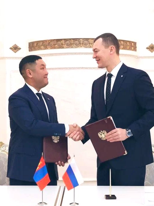 Царай зүс нь яг л гөлөг💩