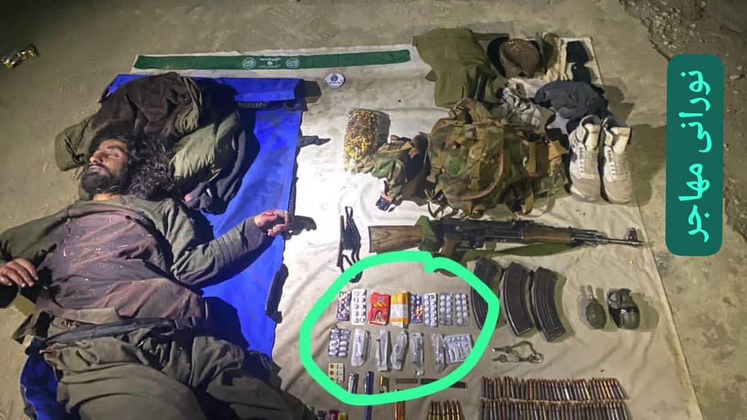 د غزوة الهـــــ،،،ند د يو ستړې او ټوک ټوک غازې مج اهد وسايل، تاسو يې هغه د جيب ګوليو ته وګورئ، څومره ډيري دي، ګوره چي په څومره مرض کي يې بيا هم دا جه،،،،،ادي فريضه ادا کوله😰💔 
خپلي ځواني به درته لوګي کوه خو تا به هسک ساتو ،موږ دې له تا قربان یوه،دې اکا بیراغه،
تقبلهم الله🤲🏻😭