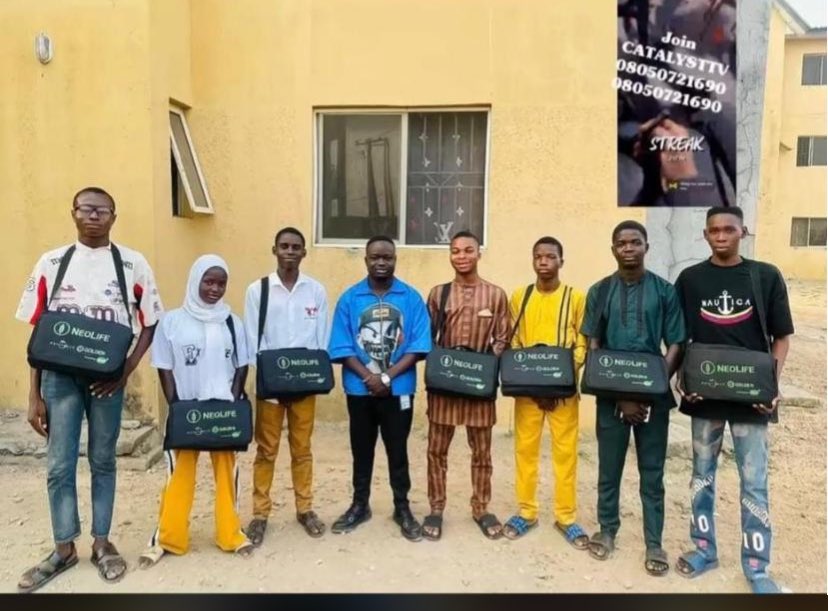 "Do you knw with 200 you can pack 2m" 
See their shoe 🤣