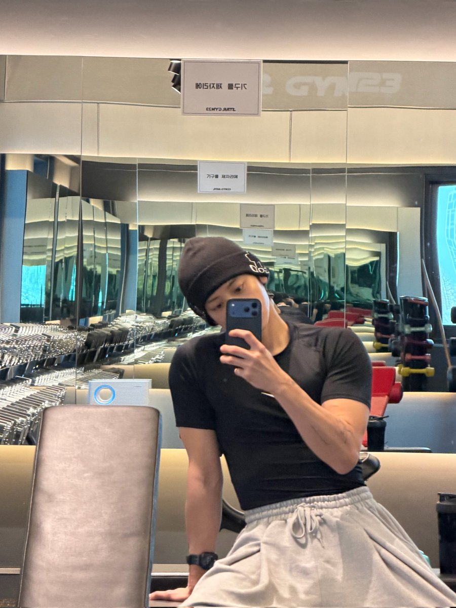 260211 CHANYEOL 🍒💭

"Haidilao and mapo tofu stole my abs"

#찬열버블