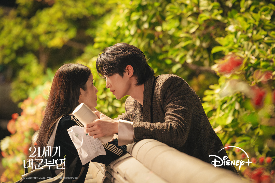 두 사람 계약 결혼한 거 맞아요?

비주얼의 신, 케미의 정석, 로맨스의 권위자
대군부부 성희주 &amp; 이안대군 납시오💞

<21세기 대군부인> 4월 디즈니+에서!

#21세기대군부인 #PerfectCrown
#아이유 #변우석
#디즈니플러스 #DisneyPlusKR