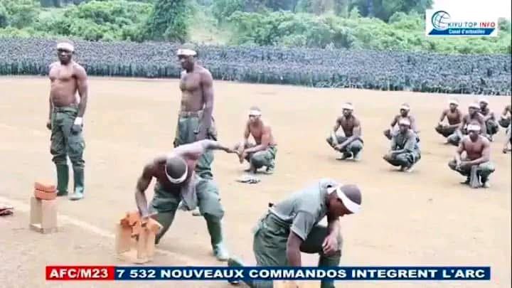 UmutesiRDC's tweet photo. #EST_RDC_GL 🇨🇩
Après la présentation de plus de 7 000 nouveaux éléments “commandos” par la rébellion AFC/M23 dans son centre de formation de Rutshuru, des critiques issues de cercles proches du pouvoir à Kinshasa ont rapidement émergé. ⚠️
Ces voix accusent ces recrues d’être, pour l’essentiel, des militaires RDF déguisés en combattants M23, visant à contourner les exigences de retrait liées aux mesures défensives. 🪖
Cette lecture, largement relayée dans la communication politique congolaise, tend à nier la dynamique interne et externe de mobilisation de la rébellion depuis l’époque du CNDP. 📊
Ce que Kinshasa omet volontairement, selon l’AFC/M23, c’est que plus le dialogue tarde, plus le mouvement renforce ses capacités de recrutement local, régional et international, à travers des campagnes de mobilisation continues. 🌍
Dès la prise de Goma, un service spécifique chargé des mobilisations et du recrutement a été mis en place, encadrant les nouvelles adhésions politiques et militaires.
Un dispositif strictement contrôlé par le Général-Major Sultani Makenga, privilégiant l’adhésion volontaire et structurée. 🧭
📍 À la prise de Goma et Bukavu, un phénomène notable s’est accentué :
▪️ Afflux de jeunes réfugiés tutsis congolais rejoignant la branche politique et militaire
▪️ Formations à Rumangabo et Tchanzu
▪️ Compétences en nouvelles technologies et formations acquises en exil 💻
Certains profils seraient impliqués dans :
🛰️ Coordination de drones
🎯 Planification d’opérations
📡 Renseignement tactique
Parmi eux figureraient aussi des diplômés en ingénierie NTIC ou d’anciens contractuels de structures de défense ou missions internationales. 📚
Le mouvement intégrerait également des cadres plus âgés (50-55 ans), incluant des militaires retraités formés dans différents corps (terre, air, naval, renseignement), jouant un rôle clé dans :
🎓 Transmission du savoir militaire
🛡️ Encadrement tactique
⚙️ Professionnalisation des recrues
➡️ Cette combinaison jeunesse + expertise + technologie constituerait l’un des piliers de la transformation du M23 en force à caractère quasi professionnel sur le terrain.
1️⃣
@_AfricanUnion @US_SrAdvisorAF @francediplo