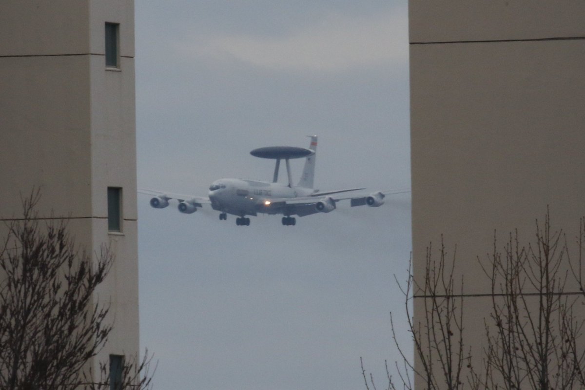 yokotamusen's tweet image. 横田基地　R/W36 15:41↘
E-3
#rjty
#横田基地 
#e3