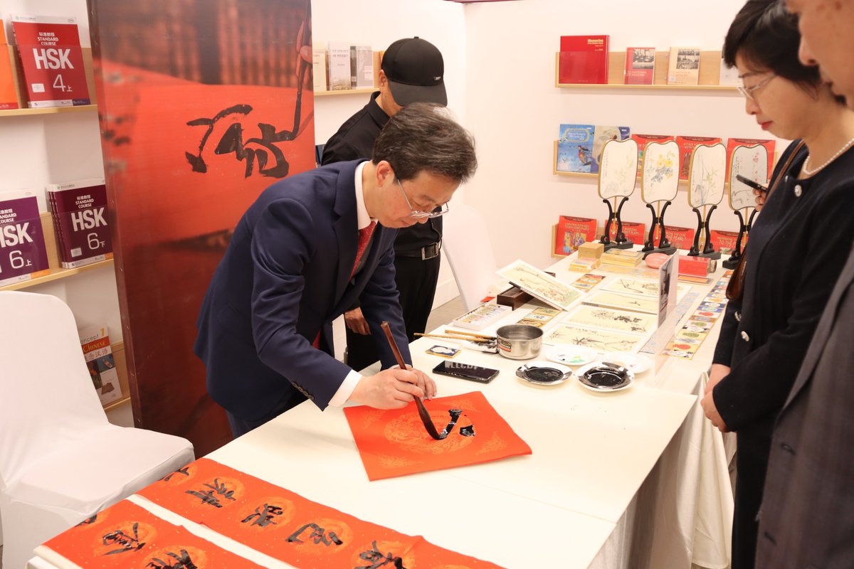 ShengsiZS's tweet photo. Calligraphy brushes, lantern lights, Wu Opera moves, and the aroma of green tea—Addis Ababa just experienced the warmth of a Chinese New Year family reunion.
#SpringFestival2026 #CulturalBridge #AddisEvents #BecomingChinese https://t.co/c93gk4ztLz
