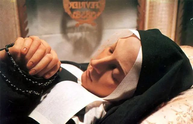 Il corpo incorrotto di Santa Bernadette la veggente di Lourdes

SE NEANCHE LA SCIENZA RIESCE A SPIEGARE, HAI SOLO DUE ALTERNATIVE: CREDERE O CREDERE 

SANTA BERNADETTE SOUBIROUS, la veggente di Lourdes, è morta nel 1879, all'età di 35 anni. Il suo corpo è stato dissotterrato a