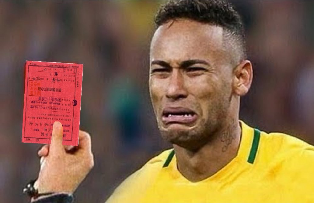 レッドカードかと思ったら赤紙だった時のサッカー選手