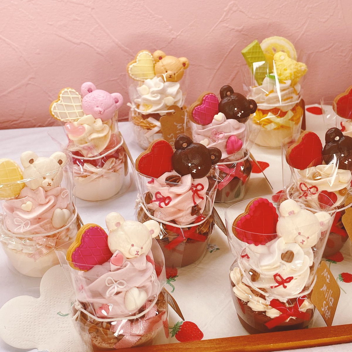 Kawaii__Stars's tweet photo. Kawaii☆Stars SHOP💕原宿本店
カワスタ🍫バレンタイン💘

2月11日
♡ただ今の店舗状況です♡

My Milky Stepさま

ふわふわクリームに
ハート💝がいっぱい✨
バレンタイン🍫なカップケーキ🧁にcuteなテディリング🧸❤️

日常にあま〜いトキメキをプラスしませんか？💓

通販ご希望の方は
ご希望の方は作品に⭕️をつけて 
DMまでお問い合わせください♡