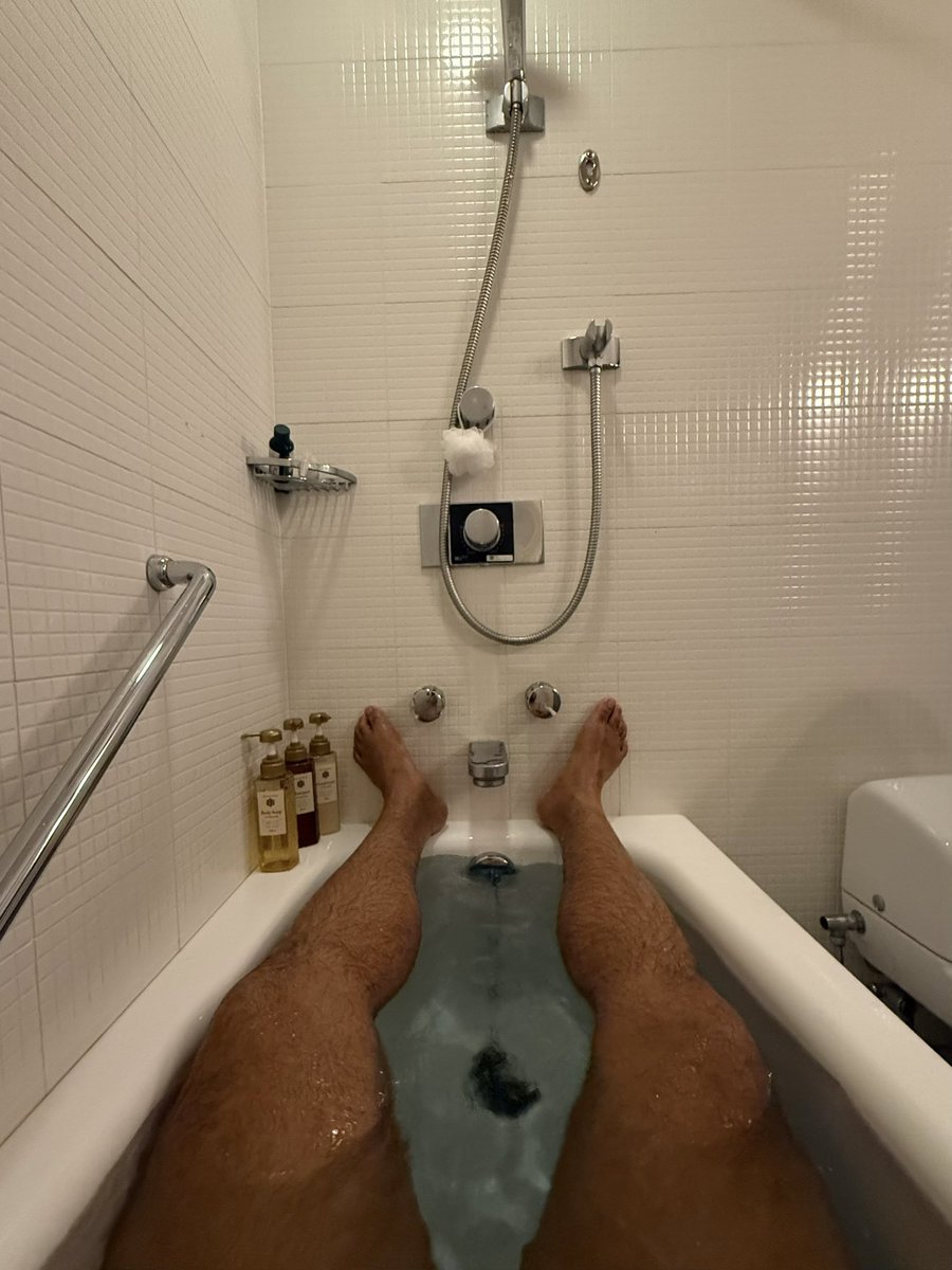 sorry, i love my hairy legs🐻