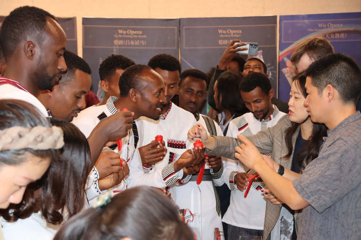 ShengsiZS's tweet image. Tradition met technology as guests explored VR Spring Festival scenes and ancient opera stages at the Chinese cultural exhibition in Ethiopia. Past and future, side by side.
#DigitalCulture #TraditionMeetsTech #ChinaAfrica #BecomingChinese