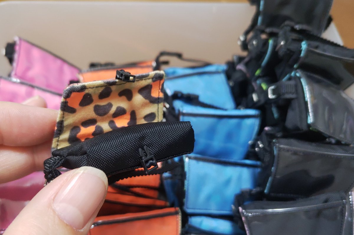 完成👏👏
こちらにさめさん（<a href="/customsharkXP/">さめざめXP🦈</a>)のレコード盤が1枚付きます！！
写真のレコード盤はサンプルなので変わる可能性があります🙇
底にバックルがあるので開閉可能
4月のアイドール大阪で頒布します！
是非好きなもの入れて推しバッグ作って下さいー😆💕