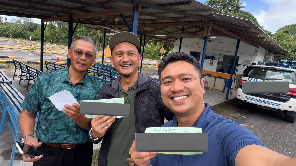 alepzaki11's tweet photo. Yeay kitorang dah lulus peralihan lesen B2 ke B! 🏍️💨 https://t.co/EBJDqKwxlN