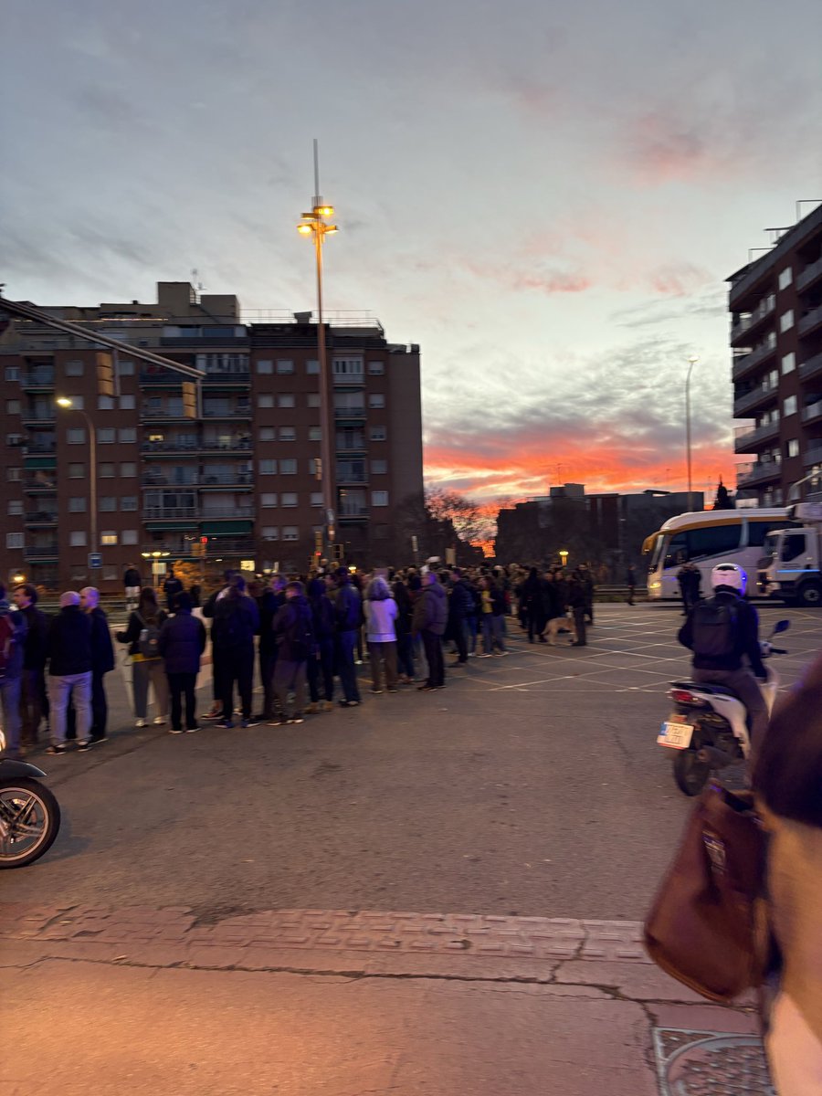 JuankiusGaming's tweet photo. Bonito día para manifestarse en Meridiana a las 7 de la mañana. Y ojo, todo el apoyo porque tienen razón! #Barcelona #Meridiana #Manifestacion #Manifestacio https://t.co/5LnrOXrNMq