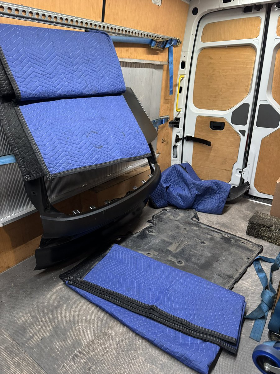 SameDayCoventry's tweet image. Nice clear run down the M40, even though I hit the M25 well before 6am, it was a lot busier than normal. 🤷🏻‍♂️

Hand-balled some loose trays off at #Mitcham and a decent #pallet loaded back on to return to #Birmingham later in the day. 🚚

Moved the #CarParts to the rear of the van.