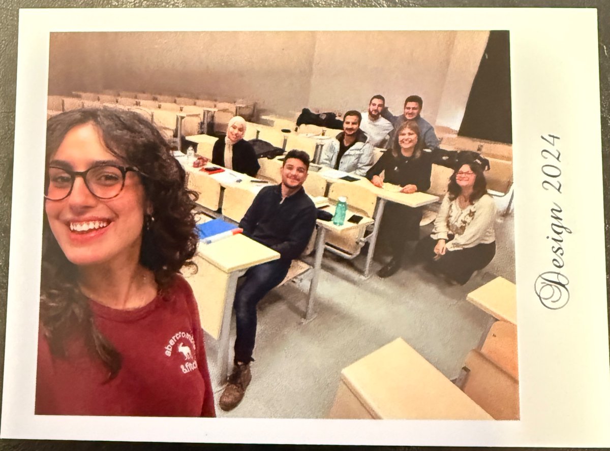 Bugunun mutlu edeni Misir’li ogrencim Reem ❤️fotograf cektirmeyi ne kadar sevdigimi bildiginden farkli derslerde birlikte cektirdigimiz fotograflari bastirip getirmis. Nasil guzel bir ani olarak kalacak.. Yolun acik olsun sevgili Reem 🥰💧😇
I love being surprised by my students!