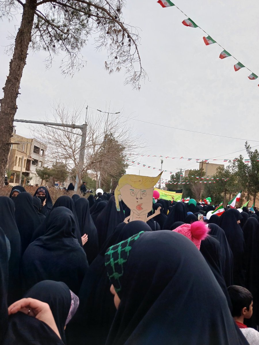 barzegar_9789's tweet photo. رویت شدن ترامپ در راهپیمایی میبد  
#فتح_الفتوح
#فتح_بزرگ https://t.co/ST5aVL8Cnl