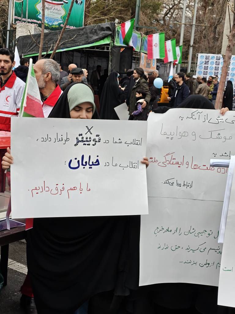 انقلاب توییتری Vs انقلاب واقعی
#ایستاده_برای_ایران
  #فتح_بزرگ