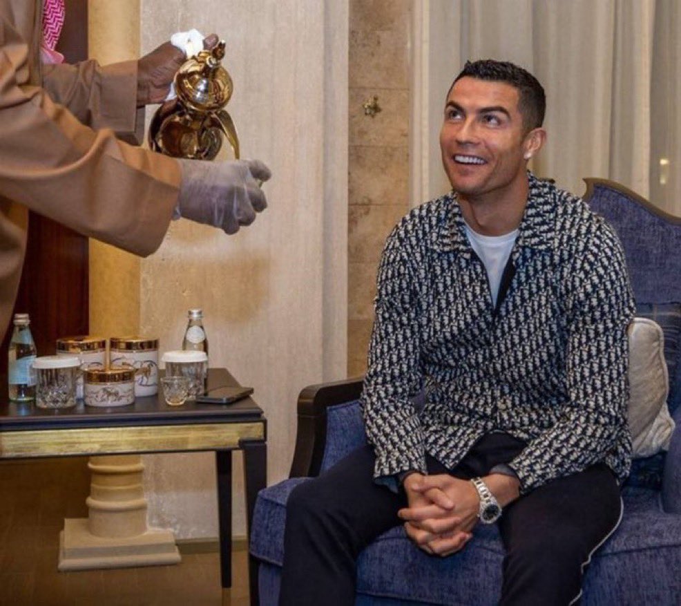 ولي العهد قائد الرؤية وعراب كل المشاريع انك تقتصر دوره على مشروع واحد جنون 

لذا اقولك صب صب لقائد المشروع وانت ساكت