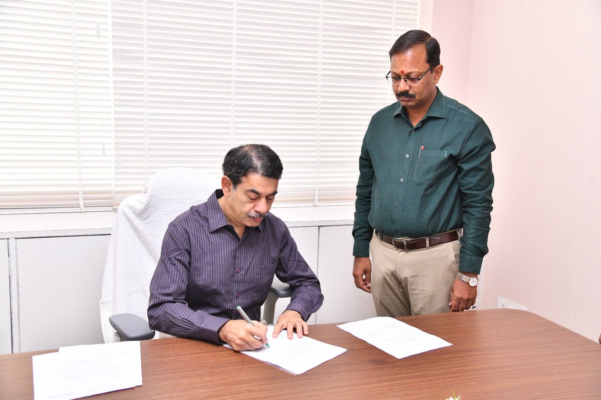 jsuryareddy's tweet image. Senior IAS officer and Special Chief Secretary (MA&amp;amp;UD) Jayesh Ranjan (@jayesh_ranjan) assumed charge as Special Officer to oversee and coordinate the functioning of 3 Municipal Corporations #GHMC, #CMC and #MMC in the respective offices in #Hyderabad .

He assumed charge at the
