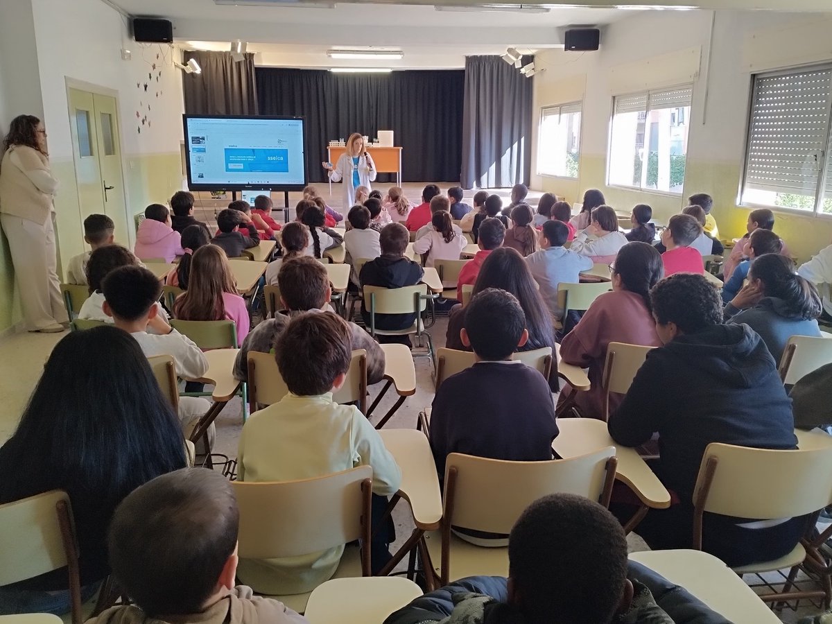 Ireneimmlgi's tweet photo. Con @ASEICAnews, he acercado la ciencia al cole @CeipTornel, donde han conocido el trabajo de una científica, hemos hecho experimentos, y teatro para simular cómo funciona el sistema inmune, las células "malas" y nuestros avances para combatirlas. #Diadelamujerylaniñaenlaciencia https://t.co/7S3QToie1g