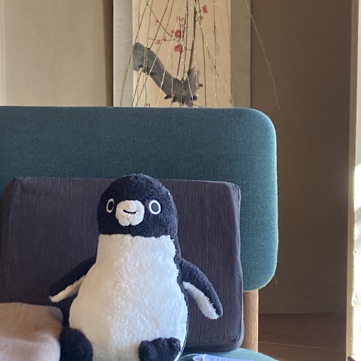 ステキ和風旅館の床間上座に位置するペンギンをお納めください