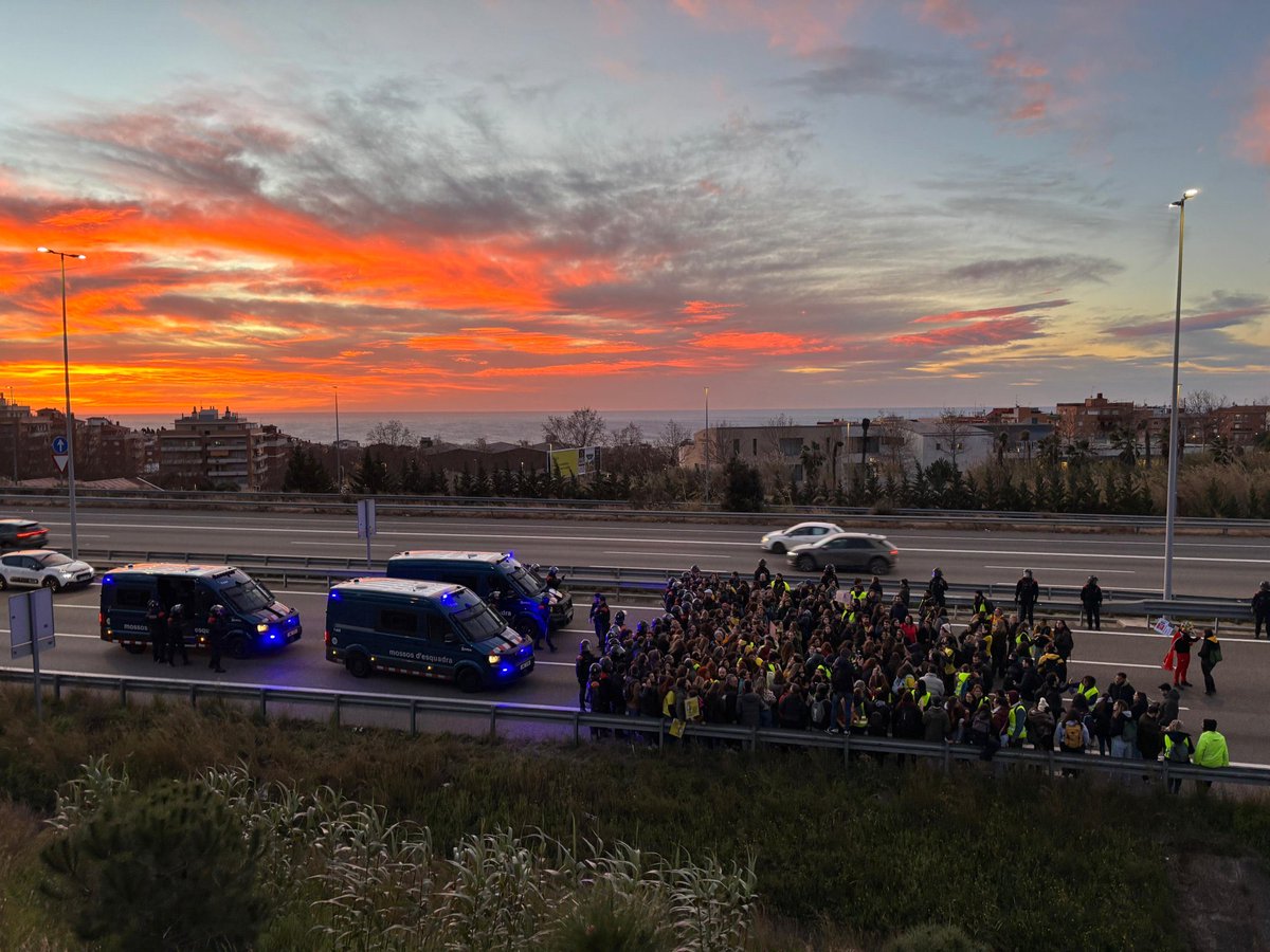 Tallem l’autopista a Mataró! 

Piquets i assemblees arreu del país per una #VagaEducativa que serà històrica! 🔥✏️✊🏻

<a href="/salvadorilla/">Salvador Illa Roca</a> o escolteu al personal educatiu o aquest curs no s’acaba! 
#DignifiquemLaProfessió
#DignitatEducativa