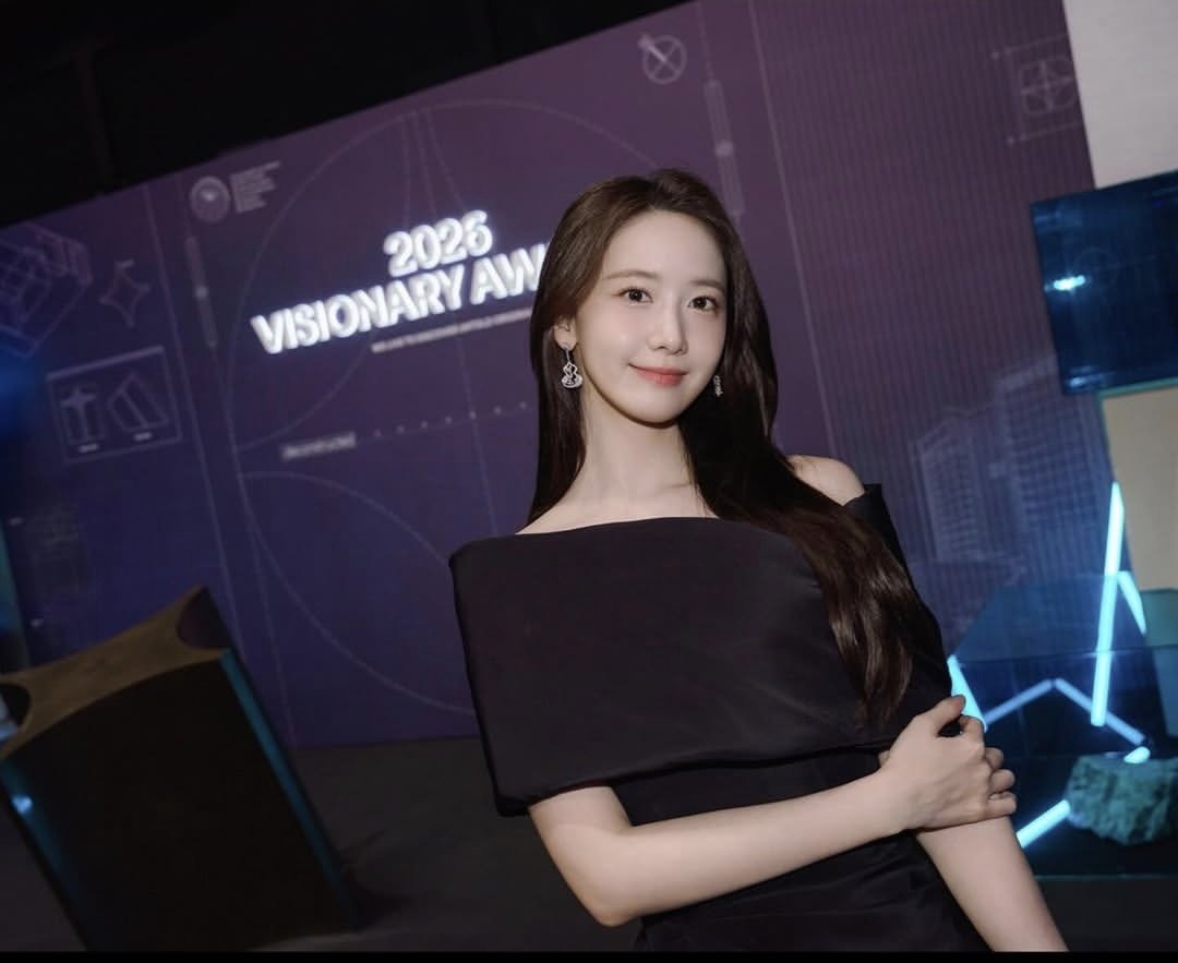 She's shining so brightly. Her beauty is beyond imagination. Congratulations on your Visionary Awards achievement, Yoona 🏆

Let's shine brighter this year, too. Hopefully we will hear those casting news sooner than later.