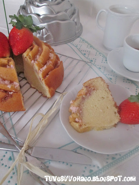 BUNDT DE FRESAS, CHOCOLATE BLANCO Y  QUESO MASCARPONE blgs.co/aC7FaX