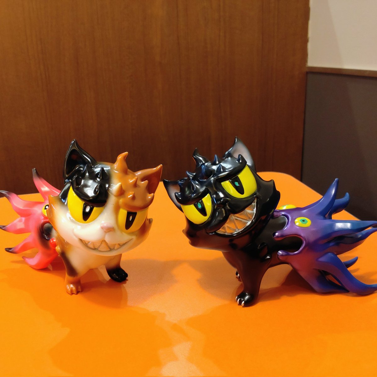 masacado1022's tweet photo. あっガチョ!
見かけたとき、一匹だけ、三毛ガチョだけのつもりが、黒ガチョもお迎えしてしまった。
三毛も黒も表情が違うように見えて、かわいいなあ✨
#deviltoys #gyaromi #gacho #ワンフェス2026冬 #WF2026W https://t.co/KkBH4OUGe9
