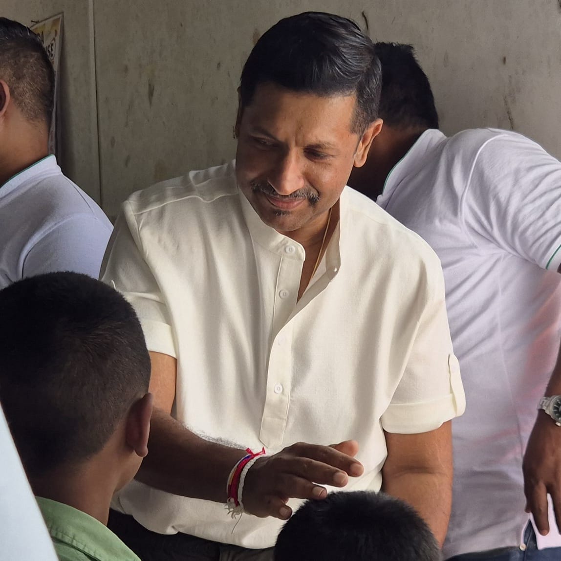 Ruwan_official's tweet photo. UNP Deputy Leader Ruwan Wijewardene participated in Badulla in a book donation program organized by United National Party Deputy General Secretary Harin Fernando, National Youth Front Chairman Pasindu Gunerathne and the youth team. https://t.co/yrzee6dkXi