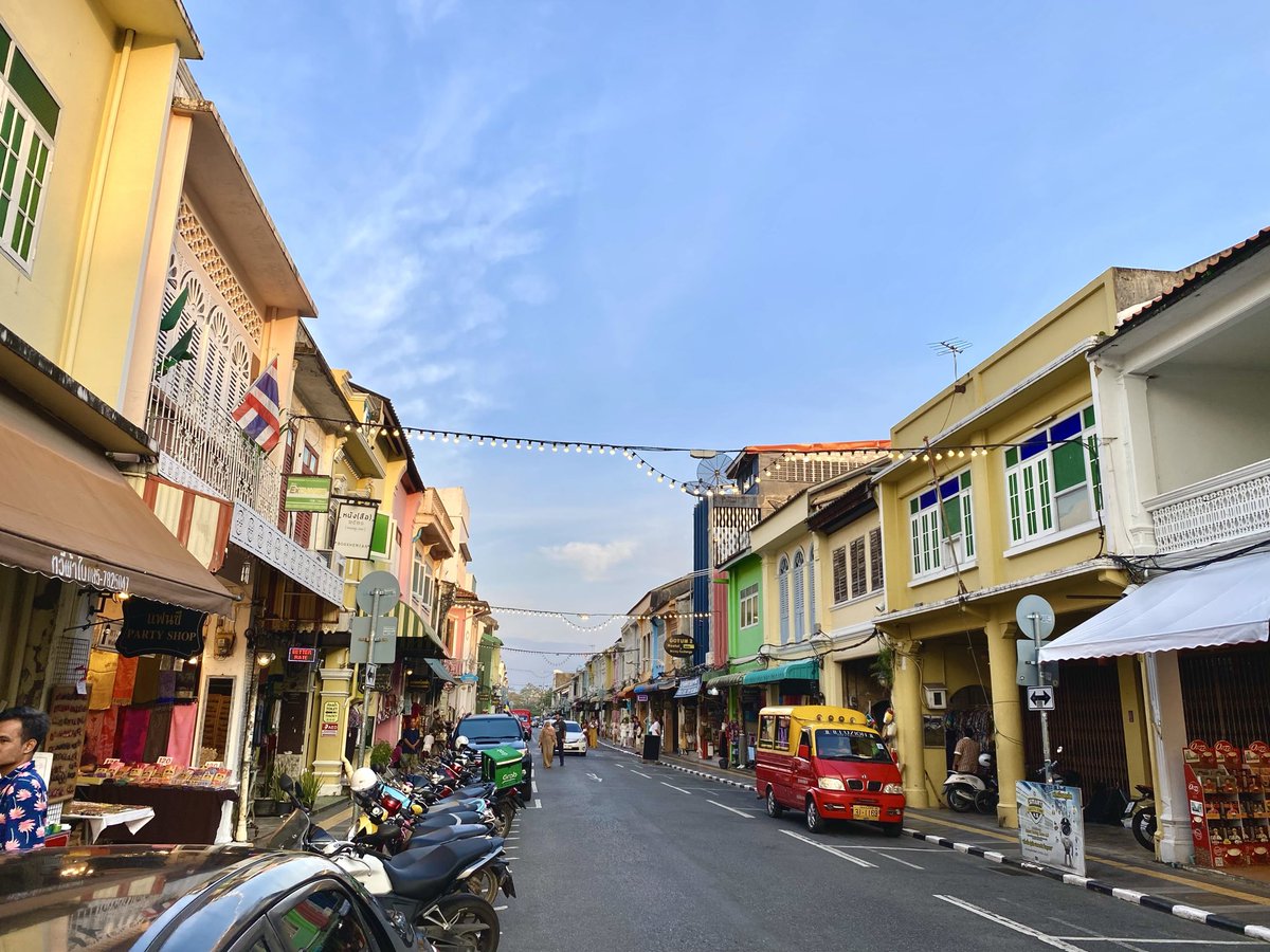 プーケットのアイス屋さん
「Torry's」が可愛すぎた🍨💖

パステルピンクの建物に入ると、
中はおしゃれなアンティーク空間…！
タイ伝統菓子×自家製アイスは
新感覚で味も美味しい🥹

オールドタウン散策の休憩はここで決まり✨

📍Torry's Ice Cream

#プーケット #タイ旅行 #女子旅