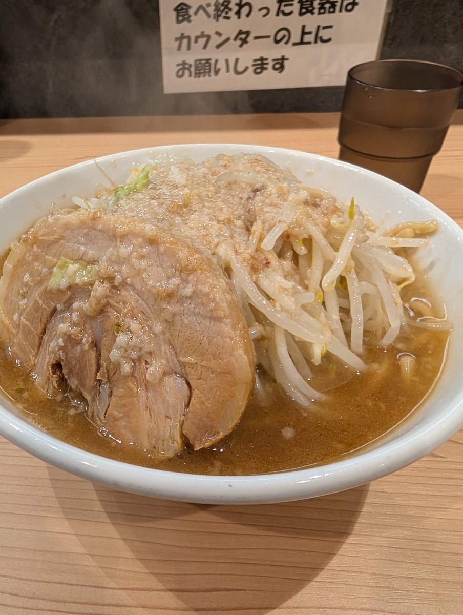 kattoto's tweet photo. ラーメン 燦獣士
ラーメン並A
2/11 12:55待ち無し✨

成田に来ると寄るようになってしまった燦獣士さん😺
乳化したまろやかなスープがしつこく無いので、麺量300gでも無理なくいけちゃいます😋
TPにカラメが無いので卓上のものをアブラとヤサイにかけて食べるとコレまたうまい
ゴチでした！ https://t.co/XwTcS2Wzpu