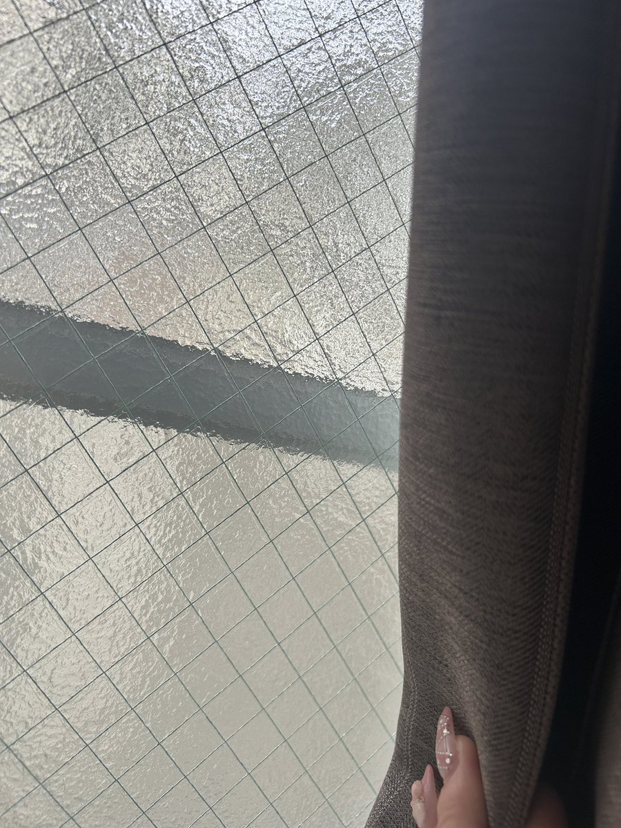 おはよ⑅︎ᩥ𞄵•ܸ · •ܸ⑅︎ᩥ𞄵
お出かけしようと思ってメイクしてなんか聞こえるなぁって思って窓開けたら雨☔️
傘持ってないよ～う🥲
あんなのお家外の天気見えない窓だから雨なの気づかなかった🌧💠