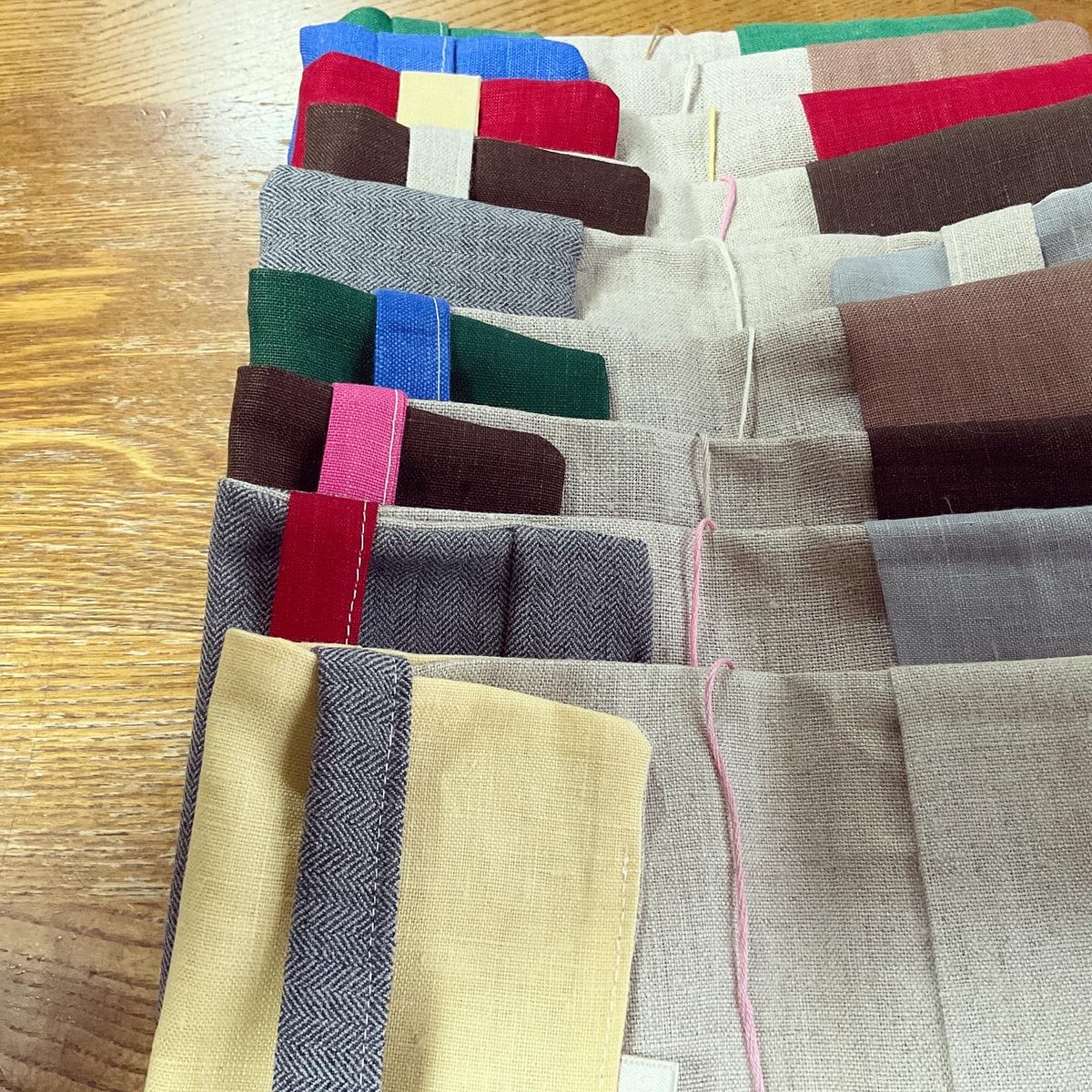 文庫サイズと新書サイズ用のブックカバーを作りました。
今回のアクセントは、⭐︎。

こころに希望の星を３つくらい持っていたら、なんとか生きていけるんじゃないかなと思ったりしています。

◯ 3月1日からのホホホ座浄土寺店さんでのフェアにて展示販売の予定です。◯