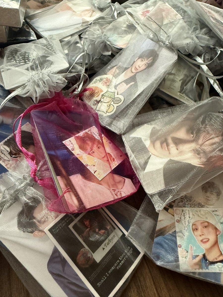 moonymoonmel's tweet photo. hi #TXTinKL moa! I have freeeee freebies for u to take~

All cards and stickers are random, included few members per pack.

🌸FCFS
🌸no need trade, just catch me there
🌸ootd and time will update in comments,
Most likely will arrive by 11am-12pm

#txt_in_kl #pasartxt https://t.co/cdneSbhkby