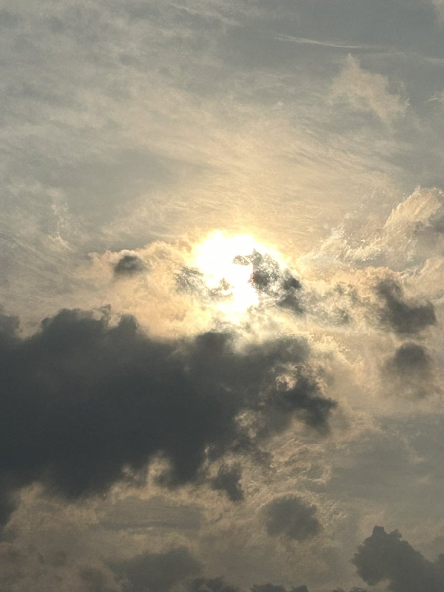 DarkScreen2000's tweet image. Decided to do a photo edit, might do some more

Unedited.                      Edited.