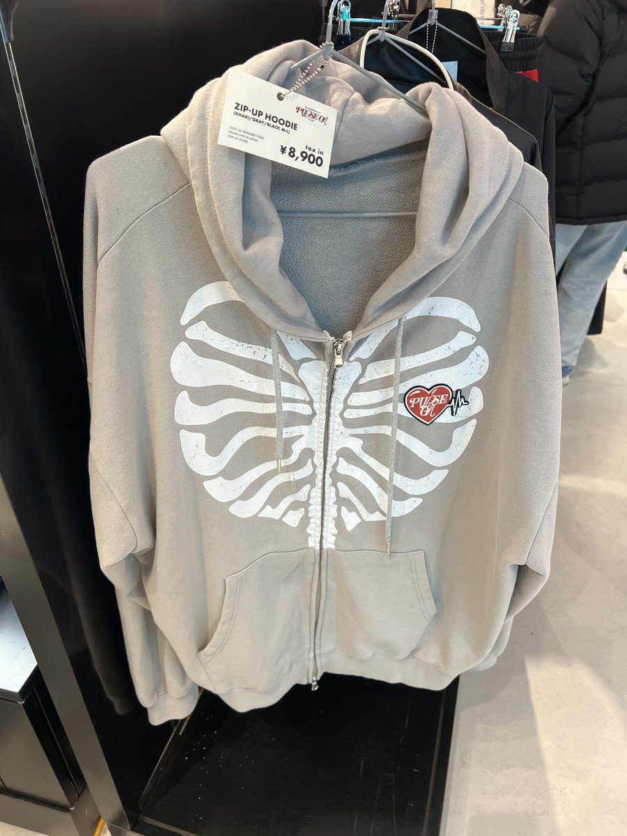 เสื้อตัวนี้เหลือแค่สีเทาแบบซาฮิค่า 2300฿ dm ด่วนอยู่ใน popupรับแค่รอบนี้เพราะคนเยอะมากๆๆๆๆค่า