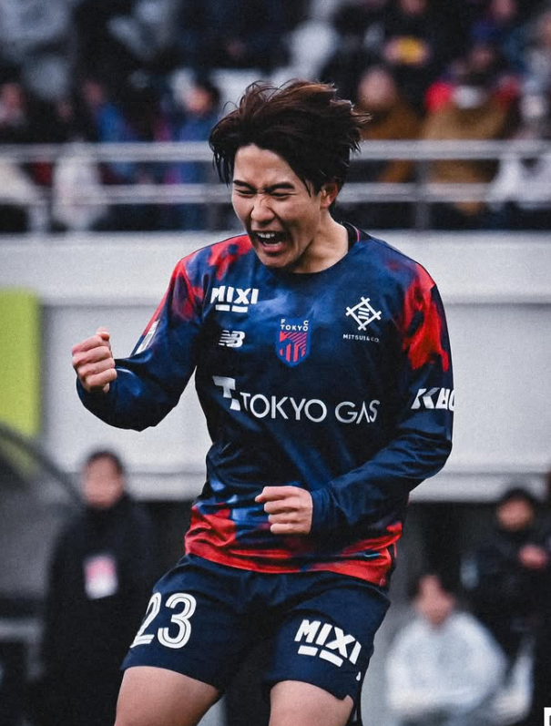 Boxer949's tweet image. ピッチの上ではライバル⚽🔥
でも試合が終われば、リスペクトし合える関係って本当に素敵✨🤝全力で戦ったからこそ生まれる笑顔😊
ゴールを守る者同士の特別な絆🧤🥅勝ち負けだけじゃない、
サッカーがくれるこういう瞬間がたまらなく好き⚽💚今日もナイスゲームでした👏✨
次も最高のセーブを期待