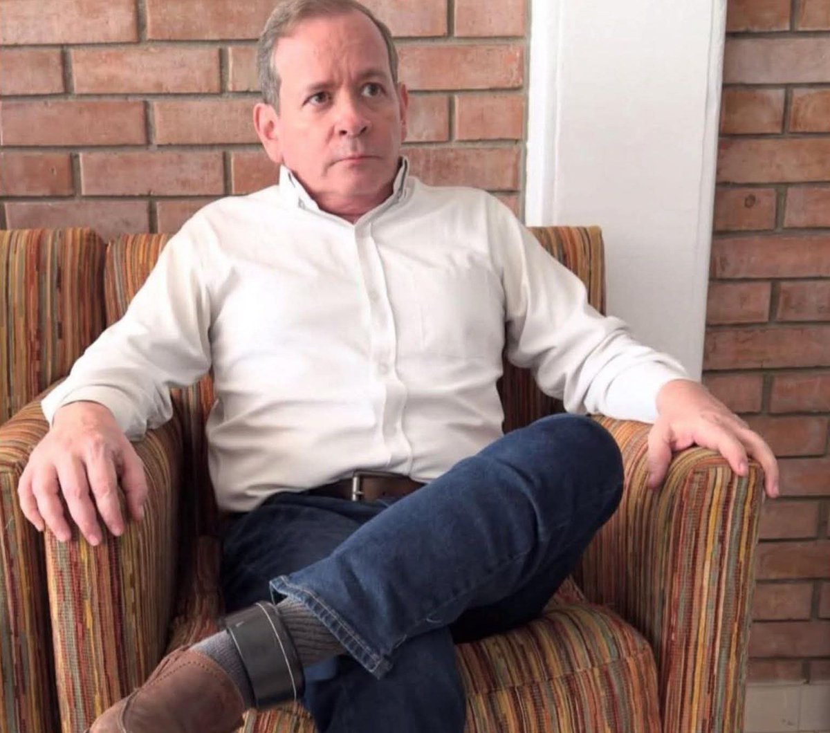 He visto esa mirada en borrachos que deberían acostarse a dormir, en viejos que ya no están en edad para manejar, en niños regañados y mandados a sentarse. Esa es la mirada de un hombre que está a punto de hacer lo que le de la gana.