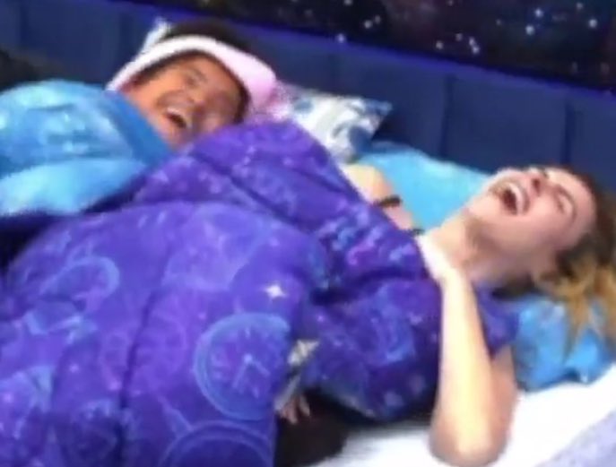 aniattm's tweet photo. Eles jurando que é paredão falso #BBB26 #ForaSara https://t.co/gXMq0FwFmb
