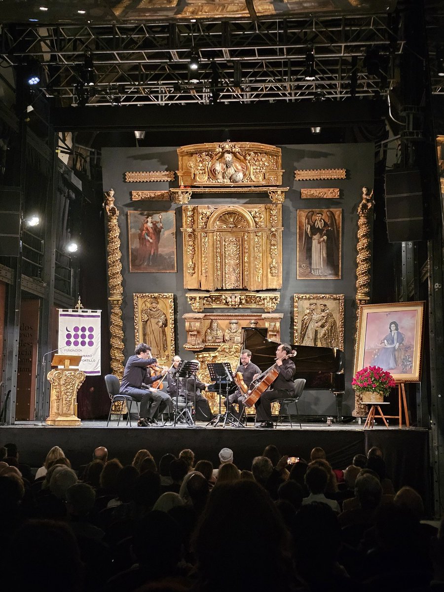 Entre lunas, cajitas de maravillas, verdades y acordes... celebrar 100 años de doña Carmen Romano de López Portillo.
En sus palabras:"cuidar es parte del desarrollo sostenible [...].Ningún bien cultural es accesorio. Un pueblo es lo que su cultura manifiesta".
Toca hacer memoria.