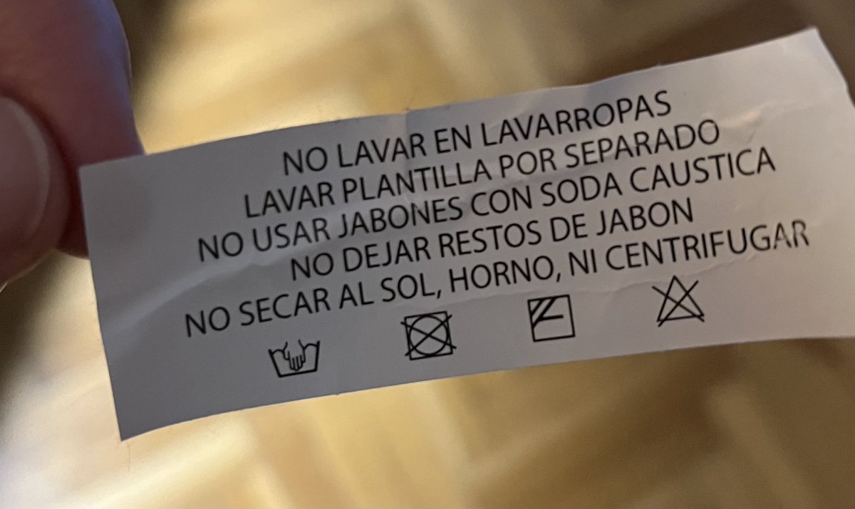 los fabricantes de zapatillas por algún motivo se vieron en la necesidad de aclarar que no hay que meterlas en el horno.