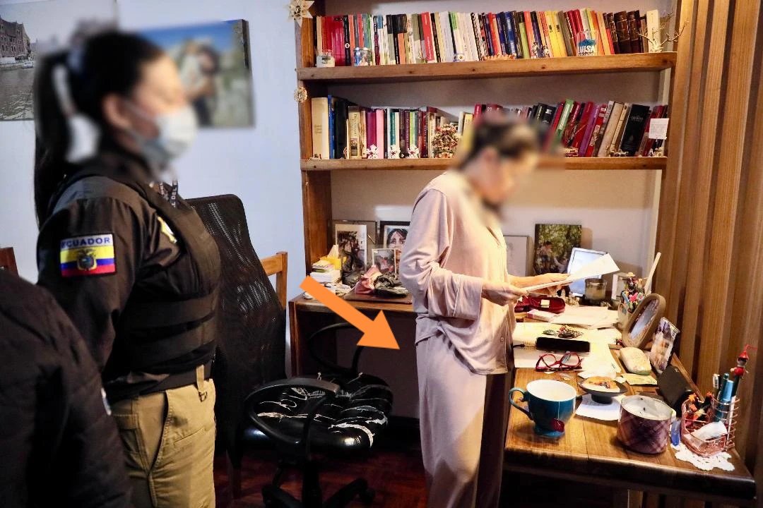 SON UN CAGUE DE RISA
Te diste cuenta que para dormir:
El "PRESIDENTE" se quita el GRILLETE; y...
La "PRESIDENTA" se quita las nalgas?