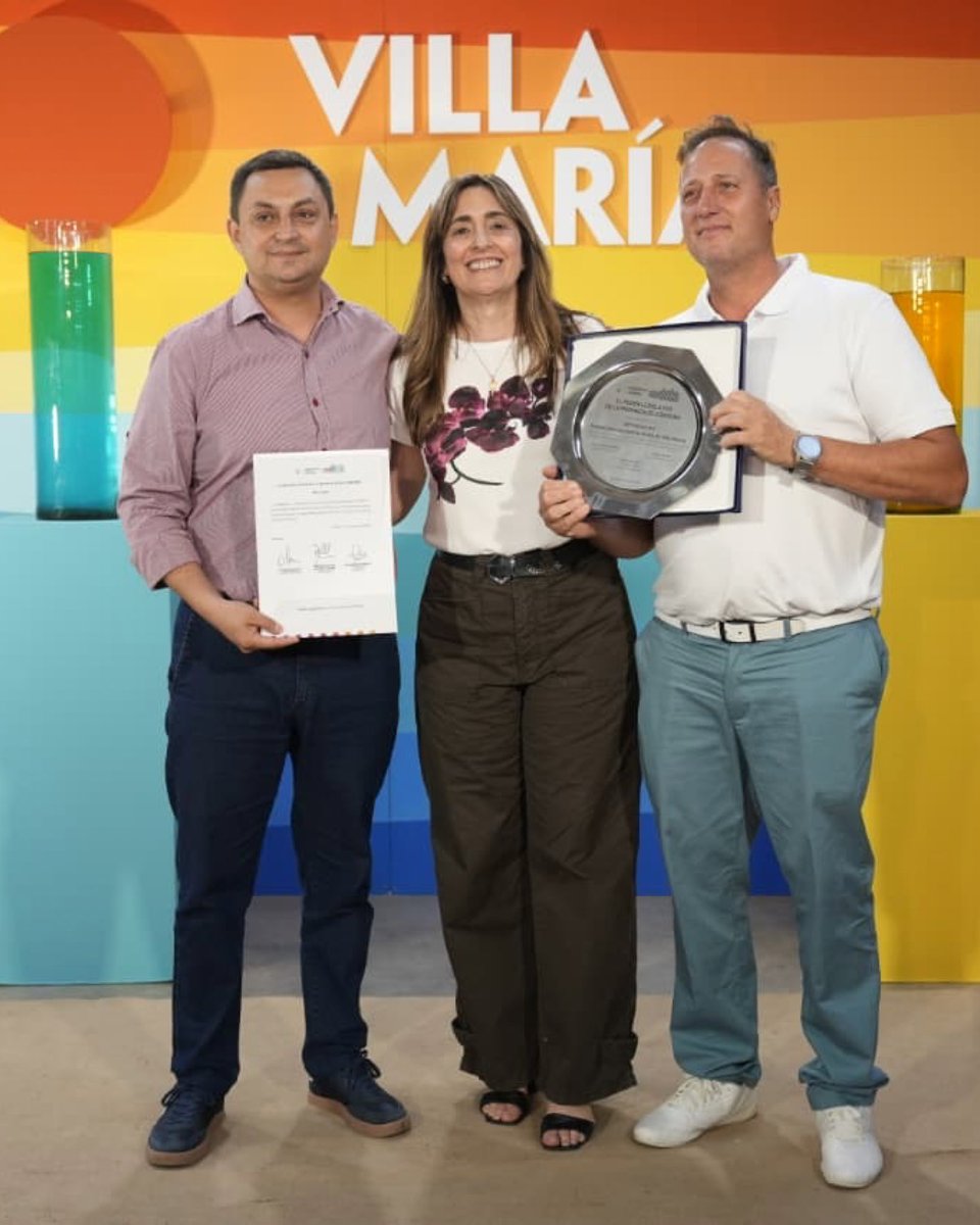 En la 58° edición del #FestivalInternacionalDePeñas de #VillaMaría entregué desde la @legislaturacba la declaración y una placa en reconocimiento a un proceso que consolidó una verdadera #IndustriaCultural en nuestra ciudad.

El Festival expresa una política sostenida que