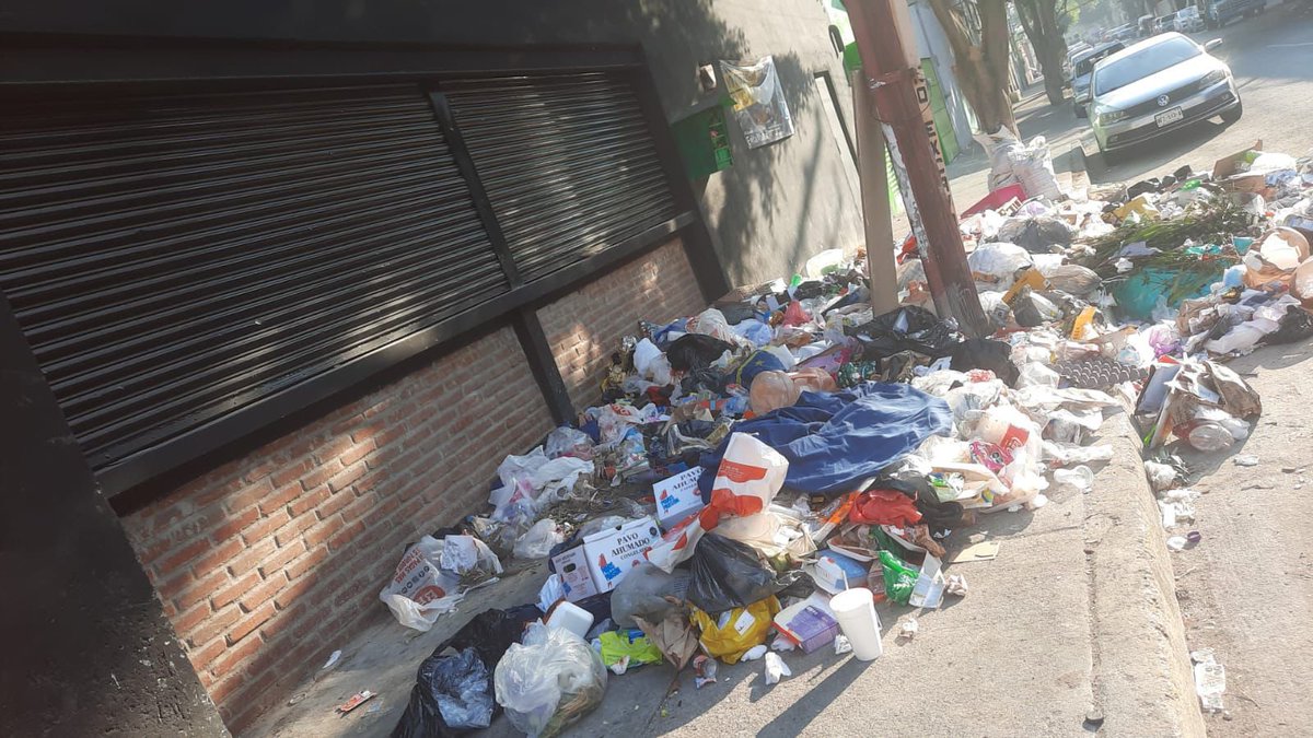 Esto es en Laguna de Mayran, frente a la torre Pemex, un basurero diario <a href="/locatel_mx/">@locatel_mx</a> <a href="/AlcaldiaMHmx/">Alcaldía Miguel Hidalgo</a> <a href="/OlaMHmx/">Servicios Urbanos MH</a> <a href="/VecinosLomas/">VecinosLomas</a> <a href="/vavi/">V</a> <a href="/AztecaNoticias/">Fuerza Informativa Azteca</a>  asi tiene la <a href="/AlcaldiaMHmx/">Alcaldía Miguel Hidalgo</a> la zona . Es mucho pedir que hagan SU TRABAJO <a href="/MHcesac/">MH CESAC</a> <a href="/CuadranteME/">CuadranteMarianoEscobedo🌳🚴‍♀️🚶🏻‍♂️</a> <a href="/JustinoMoral/">Jack Espartano (Cuenta Nueva)</a> <a href="/GobCDMX/">Gobierno de la Ciudad de México</a> <a href="/AmerangelLorenz/">América Rangel</a>