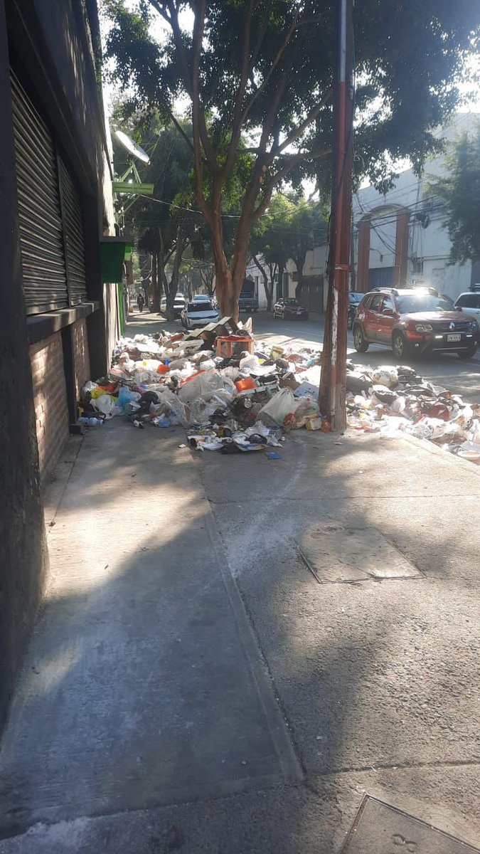 ciudadano_unido's tweet photo. Esto es en Laguna de Mayran, frente a la torre Pemex, un basurero diario @locatel_mx @AlcaldiaMHmx @OlaMHmx @VecinosLomas @vavi @AztecaNoticias  asi tiene la @AlcaldiaMHmx la zona . Es mucho pedir que hagan SU TRABAJO @MHcesac @CuadranteME @JustinoMoral @GobCDMX @AmerangelLorenz @MLopezSanMartin @ClaraBrugadaM asi vam a tener la #CDMex  en el mundial de fútbol
