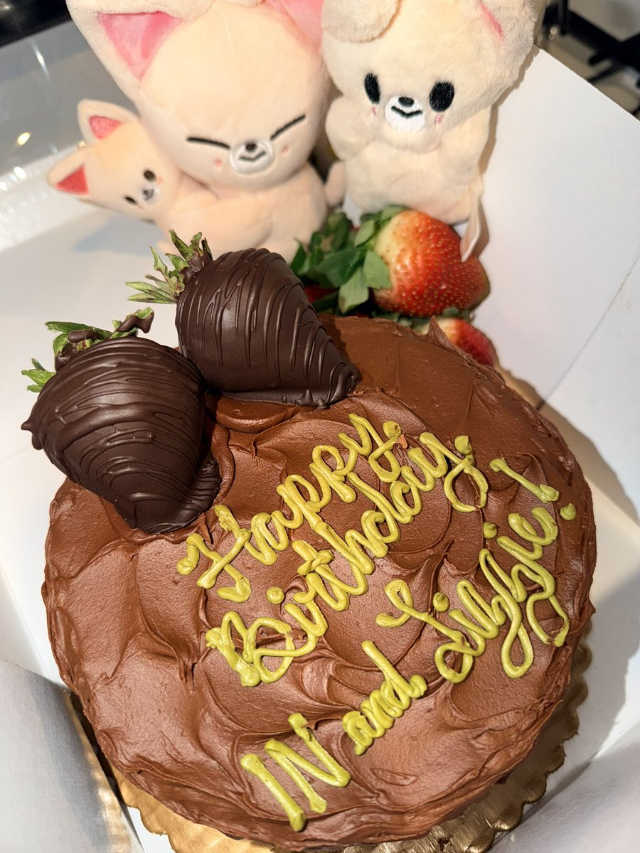 Phemay's tweet photo. 생일 축하해요! 오늘은 제 생일에도 여러분과 함께 축하했어요... &amp; FoxINy가 제 딸기를 훔치려고 했어요 🤣 아들을 데리러 와요! 🤣
Happy birthday IN! I even celebrated with you on my own birthday today…&amp; FoxINy tried to steal my strawberries 🤣 Come get your son! 🤣
@Stray_Kids https://t.co/Nnj06CSIDU