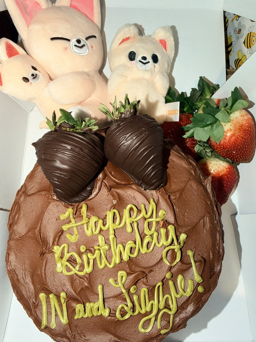 Phemay's tweet photo. 생일 축하해요! 오늘은 제 생일에도 여러분과 함께 축하했어요... &amp; FoxINy가 제 딸기를 훔치려고 했어요 🤣 아들을 데리러 와요! 🤣
Happy birthday IN! I even celebrated with you on my own birthday today…&amp; FoxINy tried to steal my strawberries 🤣 Come get your son! 🤣
@Stray_Kids https://t.co/Nnj06CSIDU